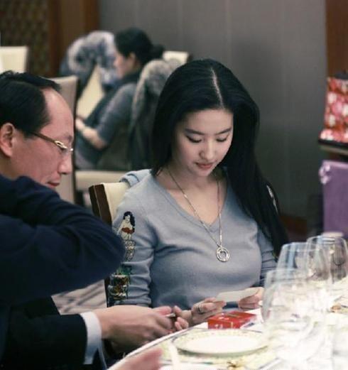 圈内大佬爆料刘亦菲事件,圈内大佬爆料，真相究竟如何？  第1张